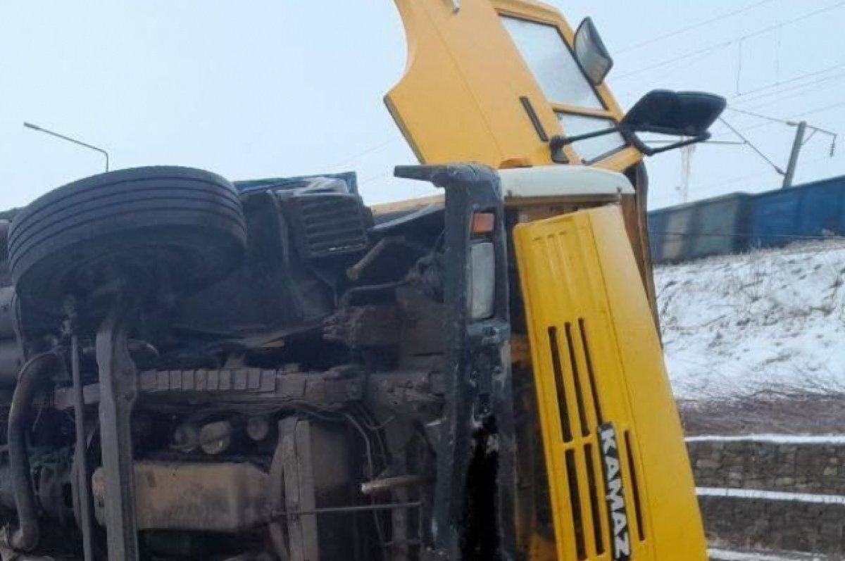 КамАЗ» въехал в легковушку в Воронежской области | АиФ Воронеж | Дзен