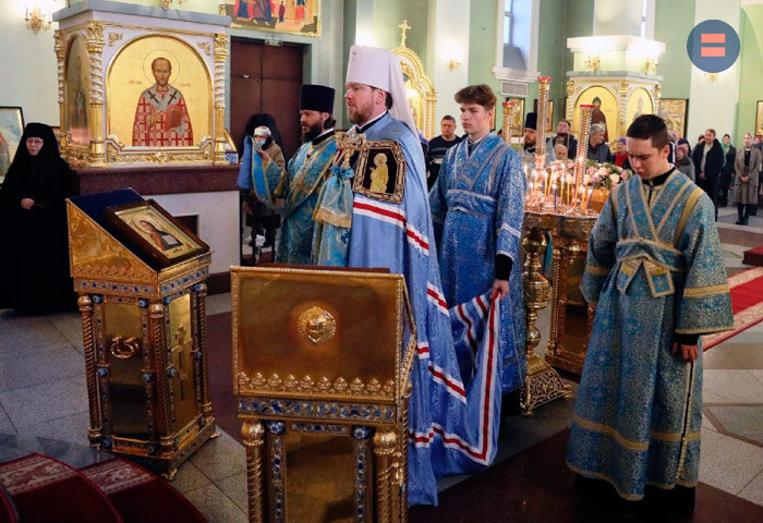 В храме
