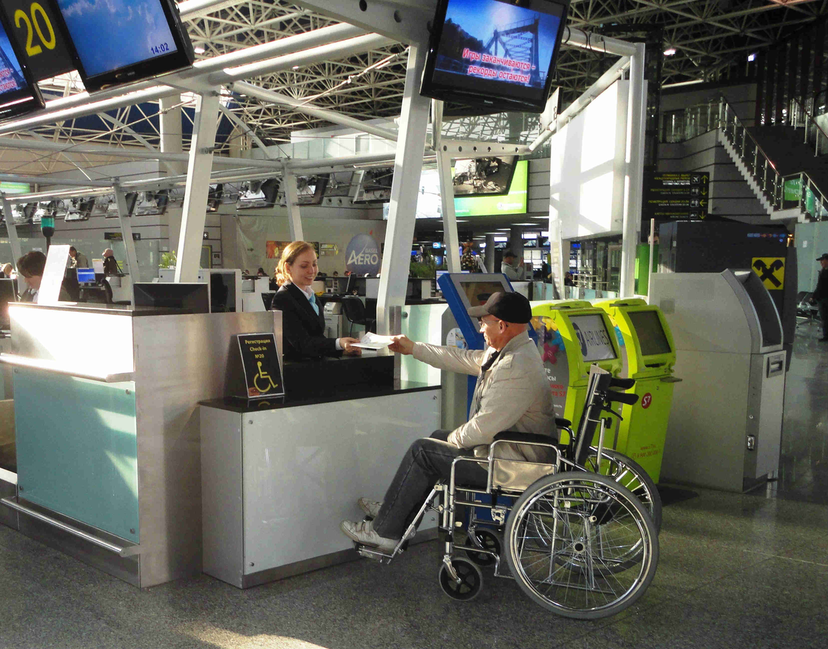 Доступная техника. Инвалиды в аэропорту Шереметьево. Стойка регистрации для инвалидов. Стойка регистрации для инвалидов в аэропорту. Маломобильные пасжиры в аэрлопорт.