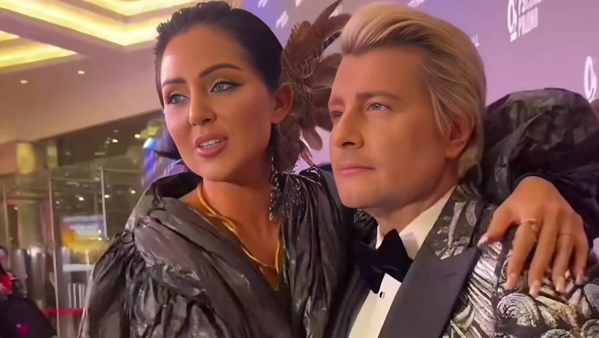     «Мисс Волгоград 2015» и блогерша Виолетта Чиковани облачилась в эпатажное платье на премии «Золотой граммофон» — она надела на себя мусорные пакеты, чем похвасталась в соцсетях.