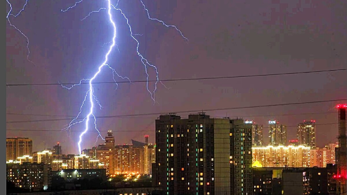 Гроза над городом.