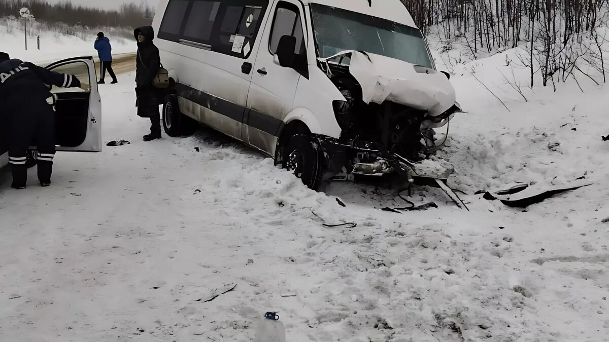 Семеро пострадавших: появились подробности ДТП с микроавтобусом в Удмуртии  | udm-info.ru | Дзен