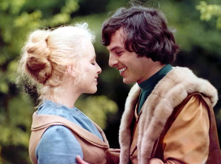 Кадр из фильма "Беляночка и Розочка" (1979)