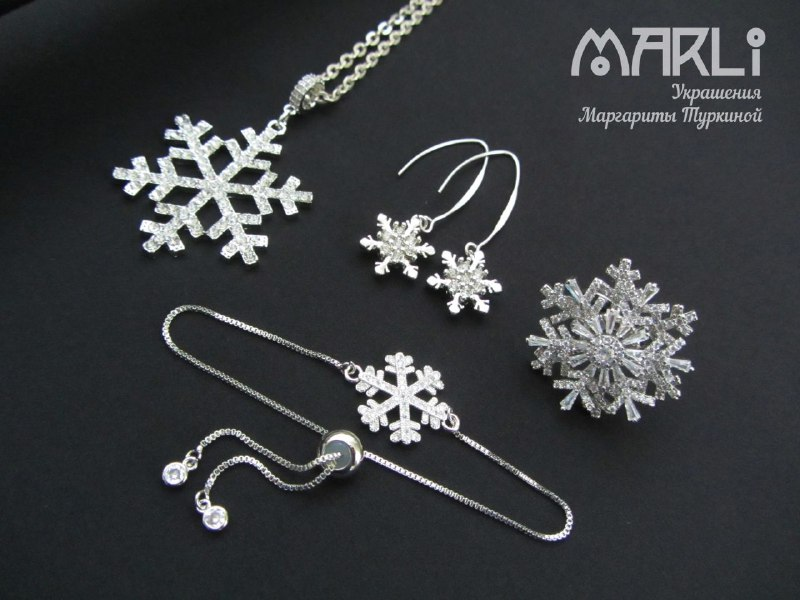 Серьги снежинки, браслет.

Комплект украшений «Снежинки». 
Фурнитура со стразами и цирконами. 

Браслет с движком для изменения размера, благодаря которому его легко надевать и снимать. 
Диаметр снежинки браслета 1,8 см.

Диаметр снежинки серег 1,5 см. 
Длина серег от прокола 4,7 см. 
Вес одной серьги 2 гр. 
Швензы серег - серебро 925






