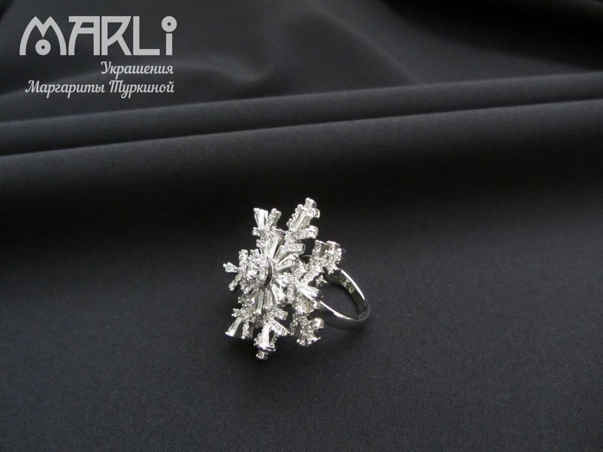 Кольцо снежинка.

Кольцо безразмерное (но не советую для больших размеров. 
Максимально 17,5) 

Верхняя снежинка кольца ВРАЩАЕТСЯ! 





