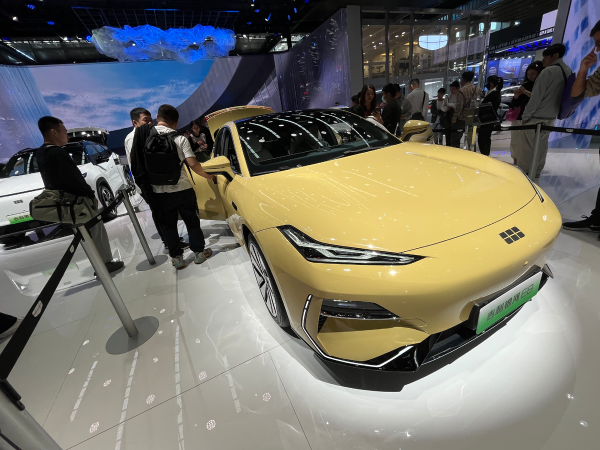 К авто не пробиться, команде Бифуси / Bifusi пришлось ждать долго, чтобы сделать фото.