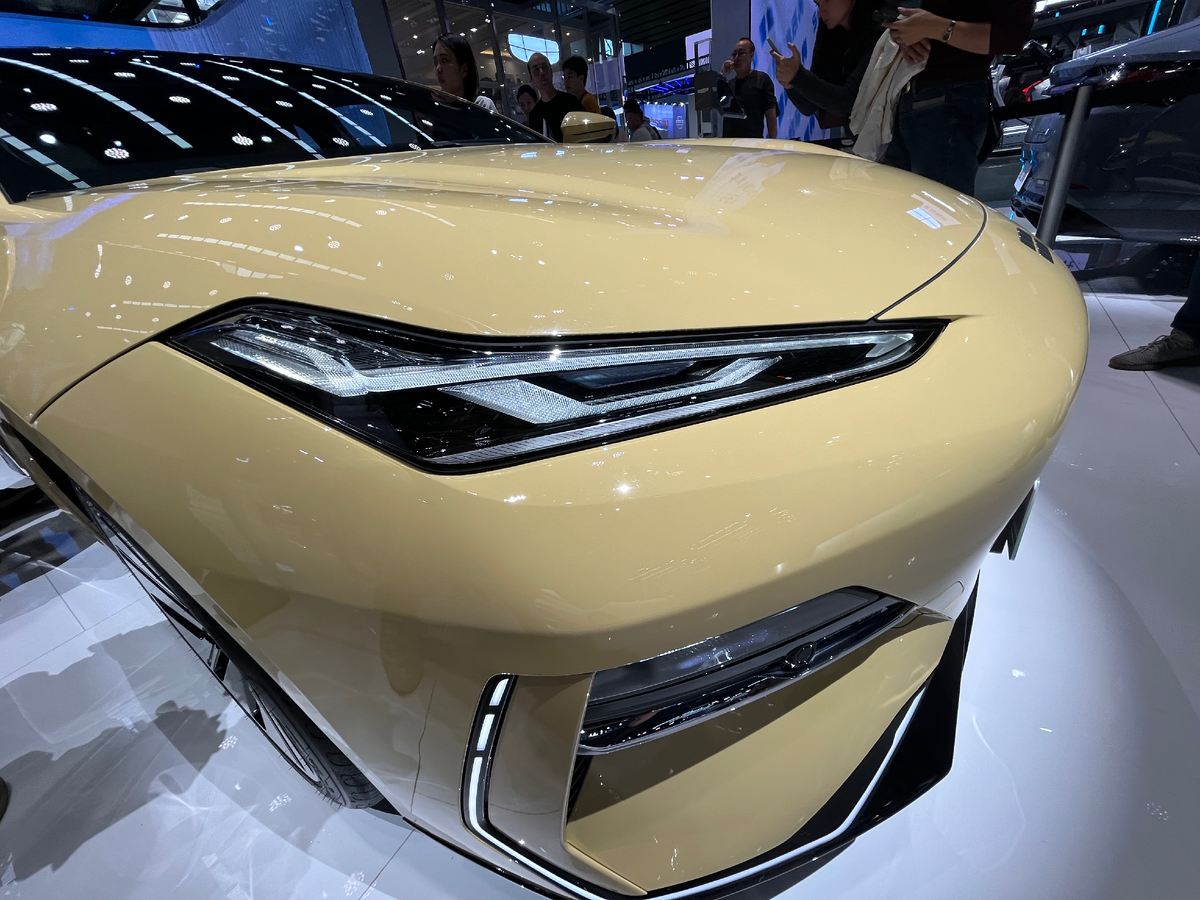 Интегрированные фары. Фото сделано командой Бифуси / Bifusi на выставке в Гуанчжоу.