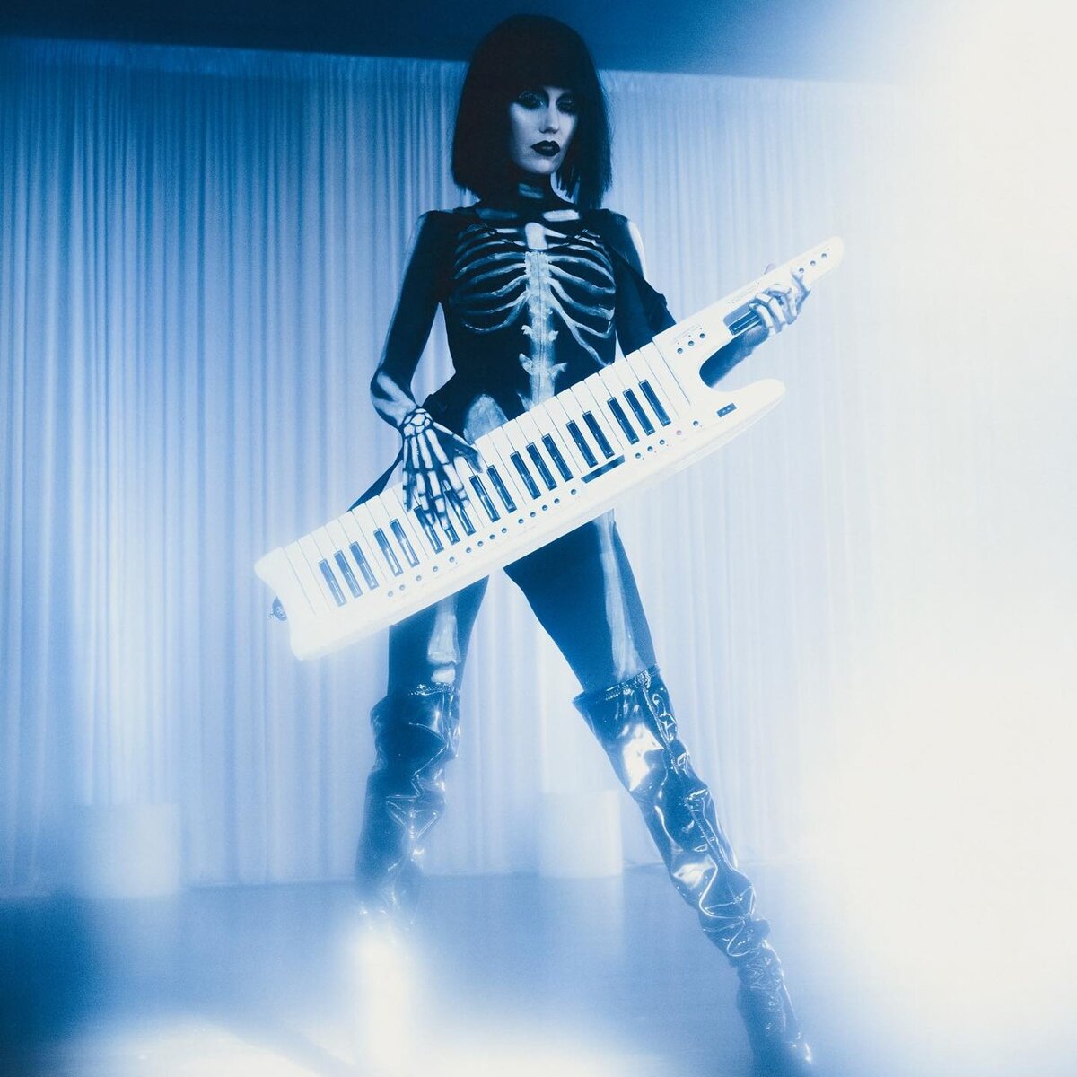 Кэт Вон Ди прославилась благодаря своему участию в телевизионном реалити-шоу Miami Ink. Она – это человек неукротимой энергии! Кэт вон Ди делает татуировки, выпускает одежду и косметику, держит свой собственный тату-бизнес, а вот теперь еще играет в рок-группе. Ей не откажешь в одном – она действительно умеет быть медийной личностью.  📷
