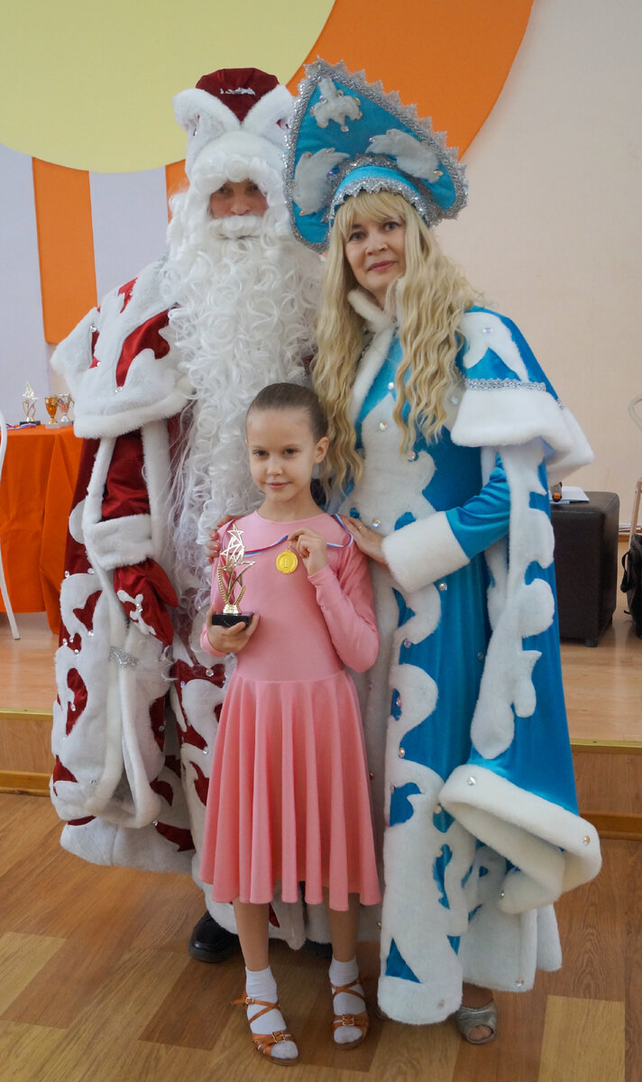 Прошлый новый год. Алисин первый турнир по спортивным бальным танцам.