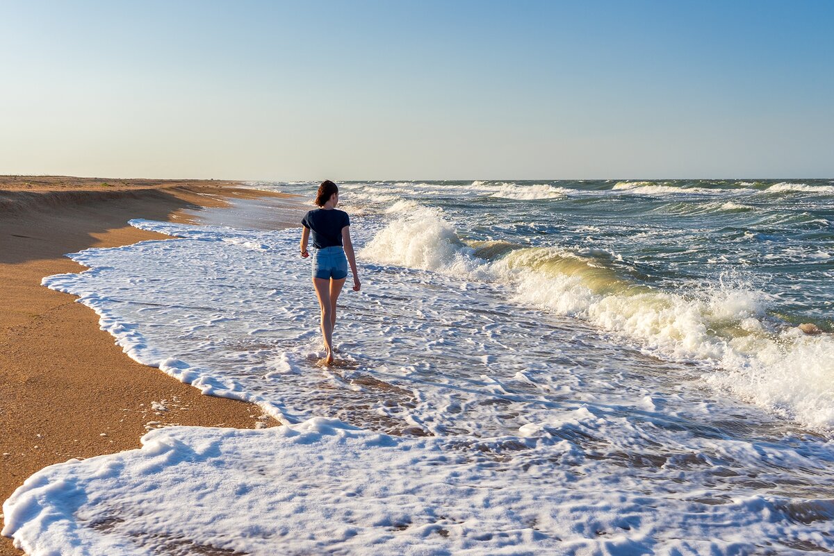 На берегу Азовского моря на Арабатской стрелке