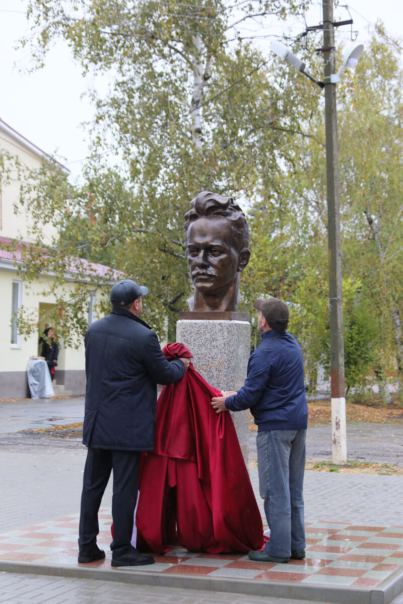 Потомки помнят. Памятники Шолохову на набережной в Ростове. Каргинского станичного совета журналист Шолохов.