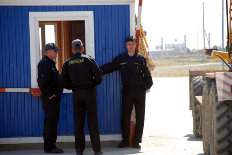 чоп элит охрана москва. сторож на стройке. охрана строительных объектов. охранник вахта. охранник на стройке.