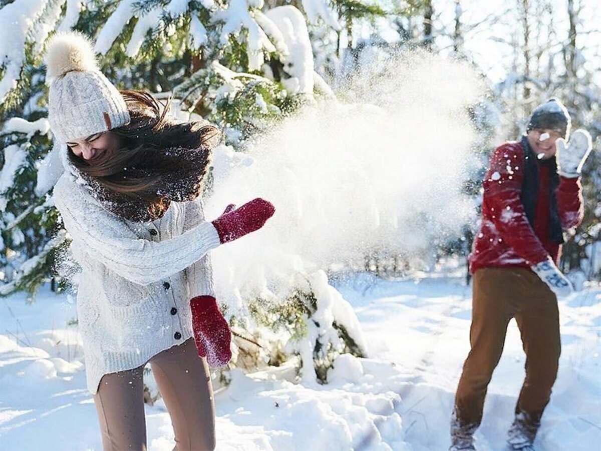 Получи снежок. Подбрасывает снег. Кидание снежками. Девушка играет в снежки. Люди зимой.