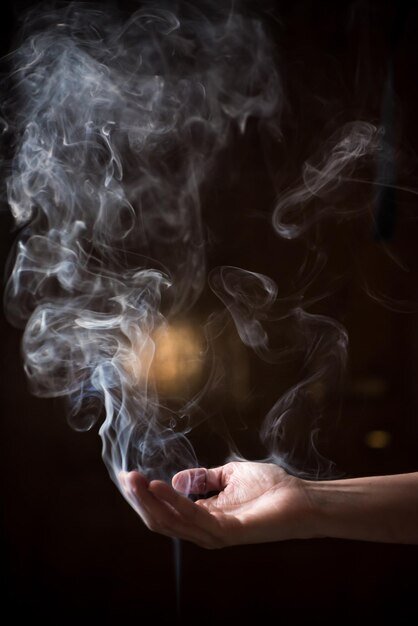 Дым у славян - это  связующее звено между землей и небом, миром яви и нави.
Фото: pinterest.com