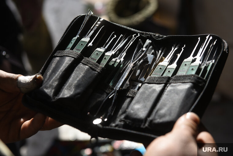    Грабитель проник в жилище, выдавив замок