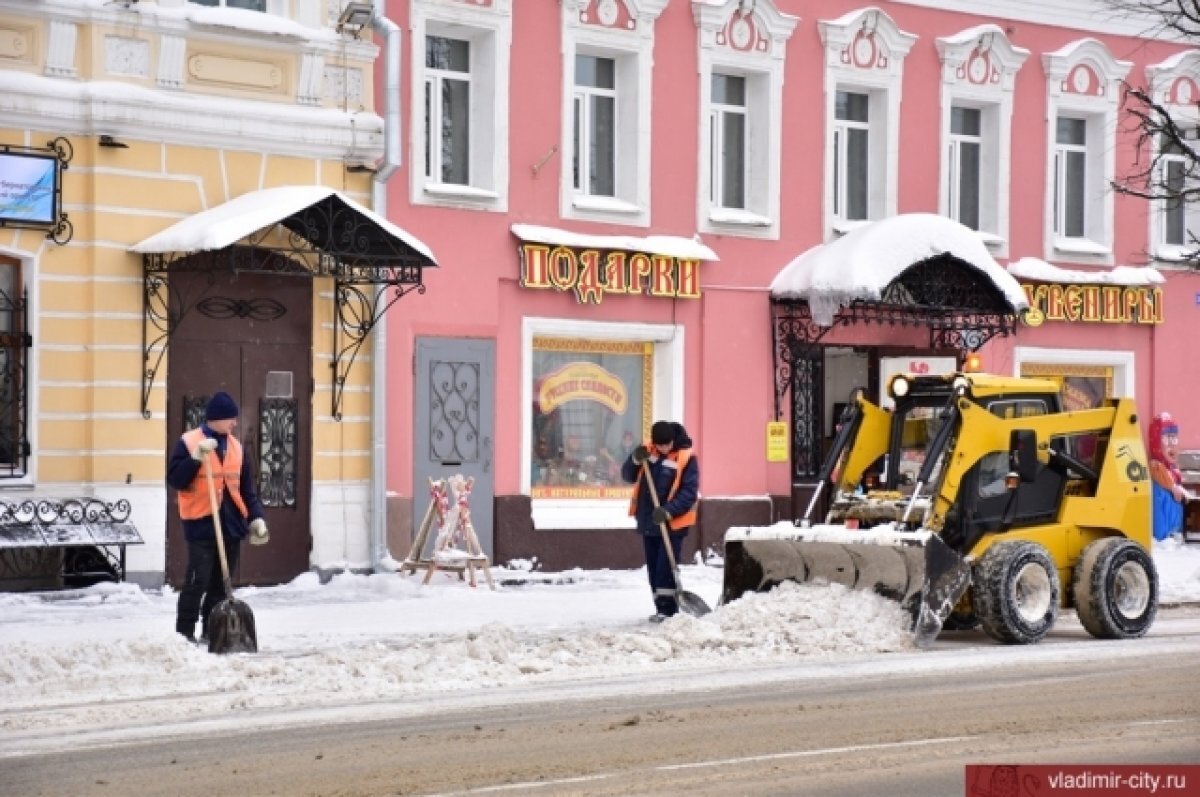    В понедельник более 45 спецмашин вышли убирать снег с улиц Владимира