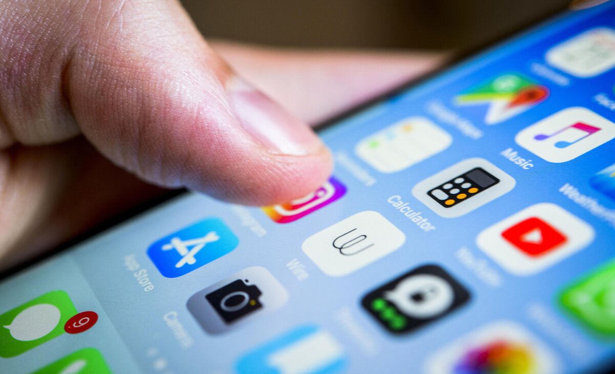 СОВРЕМЕННЫЙ ЧЕЛОВЕК ПОСТОЯННО СОПРИКАСАЕТСЯ - В БУКВАЛЬНОМ СМЫСЛЕ - СО СМАРТФОНОМ. ФОТО: VALENTIN WOLF/GLOBALLOOKPRESS