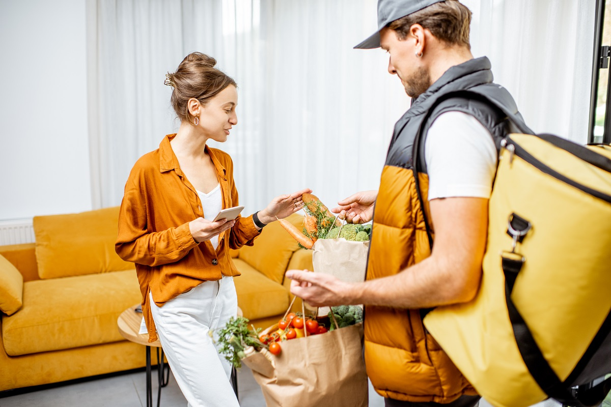 Доставщик еды со скольки лет. Курьер доставка продуктов. Доставщик продуктов. Курьер еды. Курьер с продуктами.