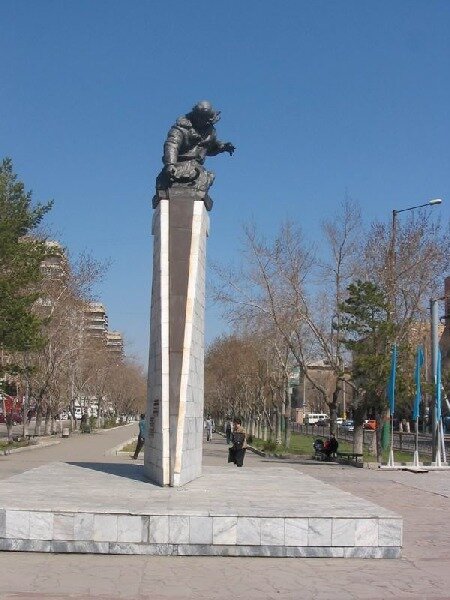 Памятник Нуркену Абдирову в Караганде