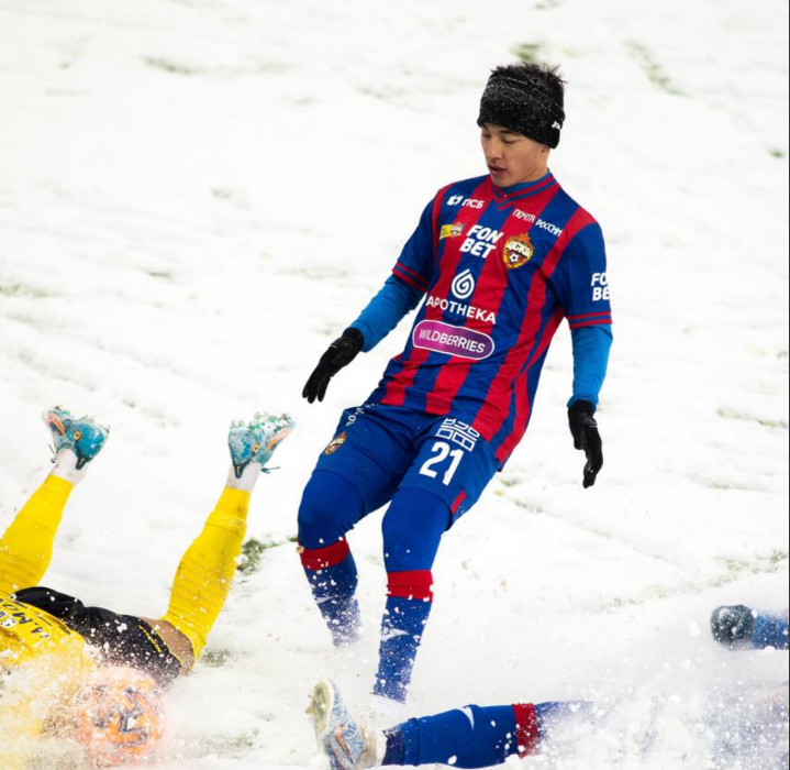 Аббос и чьи-то ноги