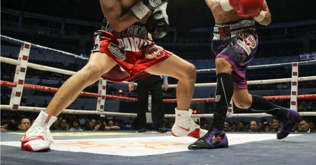 При ведении боя, боксёры постоянно маневрируют в ринге, сокращают и разрывают дистанцию, уходят в сторону от соперника. При этом они должны сохранять равновесие, выбирать более удобную позицию и дистанцию для своих атакующих действий. Сила удара так же напрямую связана с развитием силы мышц ног и их включением в работу при начальной фазе удара. От правильного положения ног и их согласованной работы во многом зависит успешное завершение поединка.