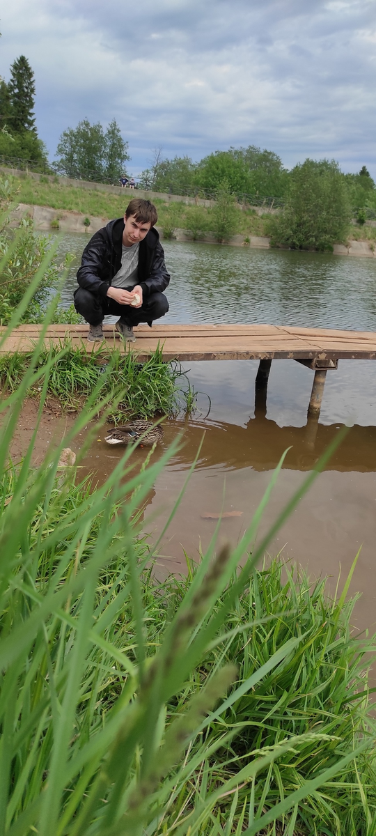 Не люблю фотографироваться. Так что своих фото очень мало и все поголовно кажутся дурацкими. Заранее извиняюсь, что здесь будут самые дурацкие из всех:)