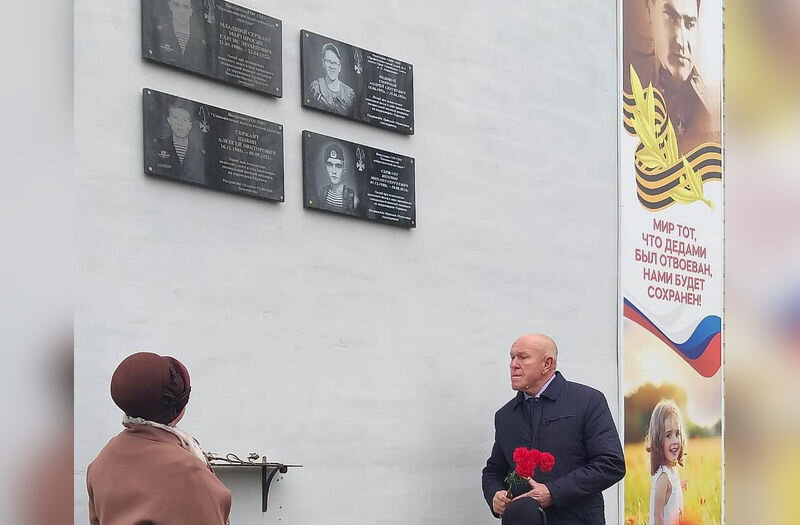    На церемонии открытия мемориальных досок (фото: пресс-служба администрации Камышина)