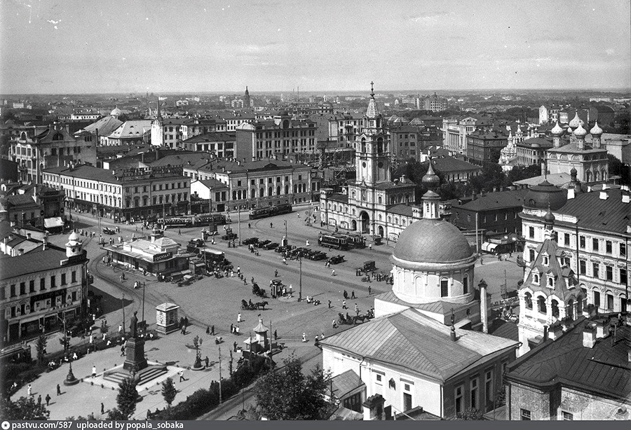 Вид с крыши первого в Москве «тучереза» — 10-этажного дома Нирнзее в Большом Гнездниковском переулке. Место Церкви Дмитрия Солунского (вернее, часть её территории) занял в 1937 году «Дом под юбкой» с магазином "Армения". "Девушку в юбке" с него убрали в 1950-е - обветшала. Страстной монастырь и памятник Пушкину здесь еще на своих местах. Источник: открытка "Страстная площадь, Москва, 1926 г.".