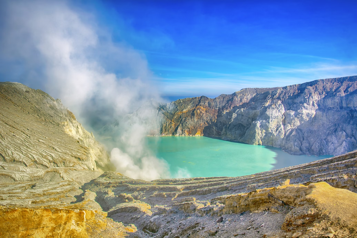Из скважин под озером вырываются пары серного газа, которые воспламеняются при контакте с кислородом. Запахи не самые приятные, зато увидите потрясающе красивый бирюзовый цвет озера и полюбуетесь неземными пейзажами рядом с кратером