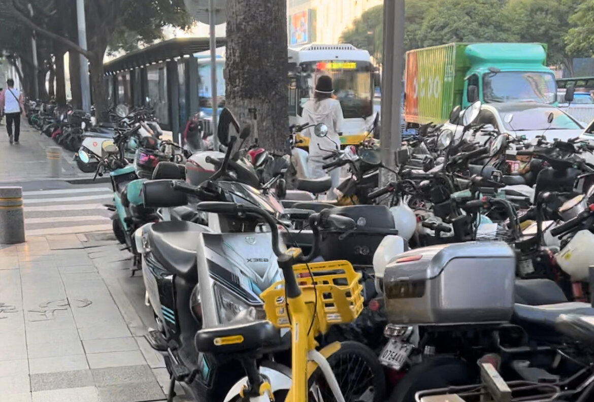 Самый популярный вид личного транспорта - электромопед. Фото из города Шеньчжень.