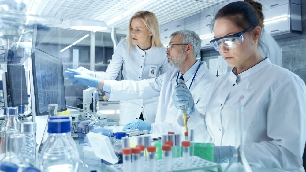 Прорывные идеи в науке чаще всего рождаются во время совместной работы в очном форматеФото: © Gorodenkoff / Shutterstock / FOTODOM