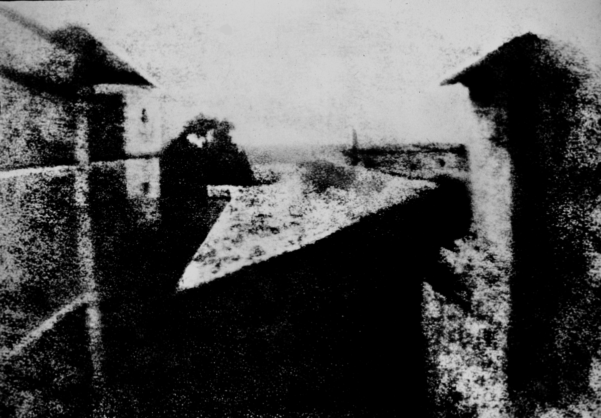 Гелиогравюра «Вид из окна в Ле Гра». Принято считать первой фотографией