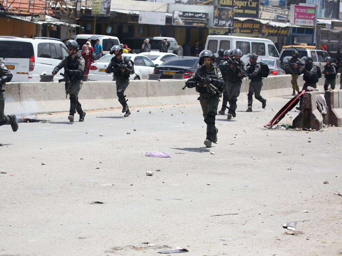    Израильские военнослужащие во время уличных протестов в Палестине против переноса посольства США из Тель-Авива в Иерусалим. 14 мая 2018 © РИА Новости / Иссам Аль-Римави