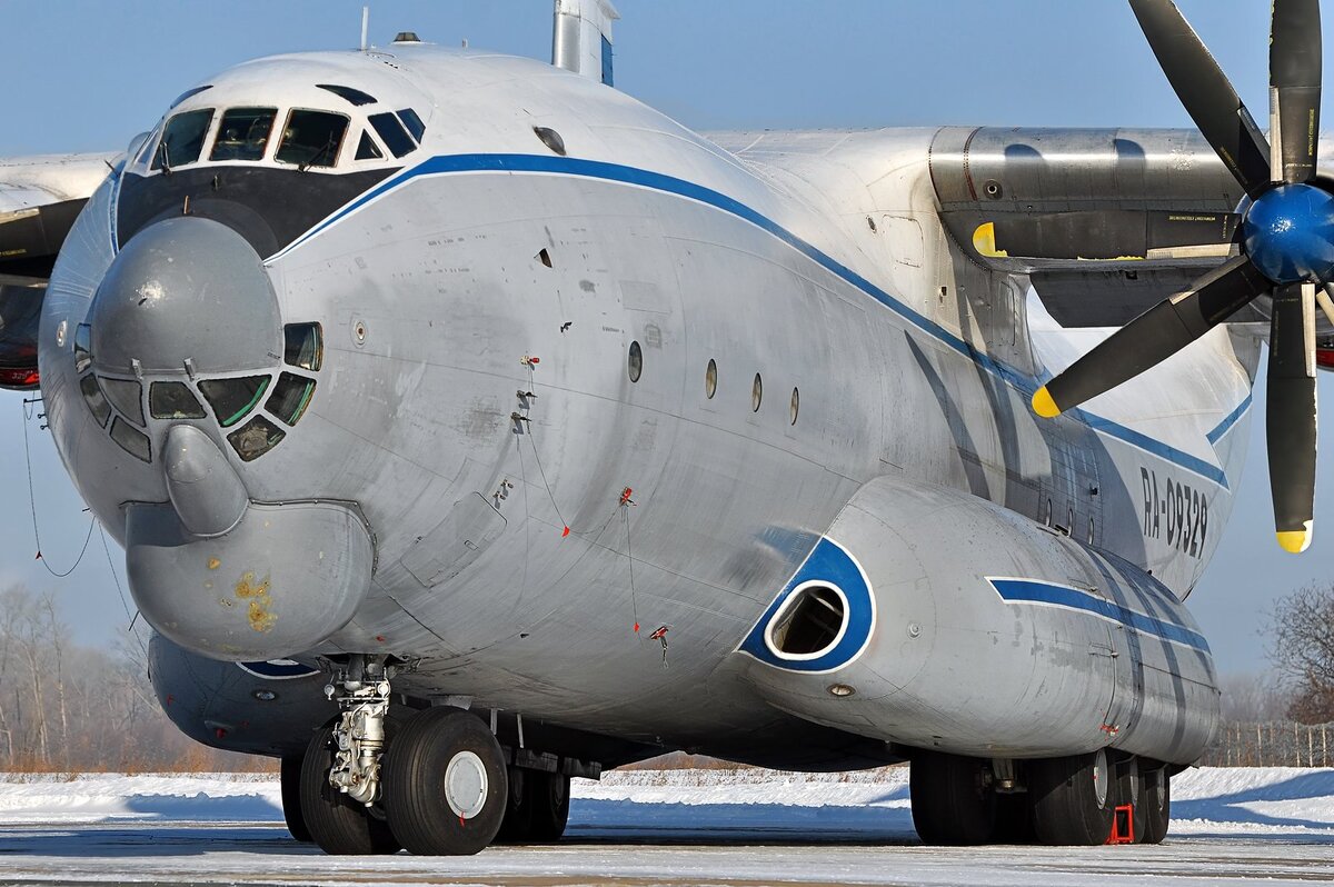 Тяжелый самолет. Самолёт Антей АН-22. АН-122 Антей. АН-22 Антей СССР. АН-22 военно-транспортный самолёт.