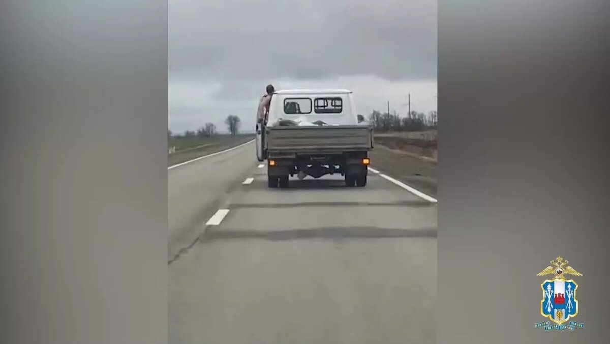     В Интернете опубликовали видео, на котором показана полицейская автопогоня за угонщиком в Ростовской области, ролик разместило региональное УМВД.