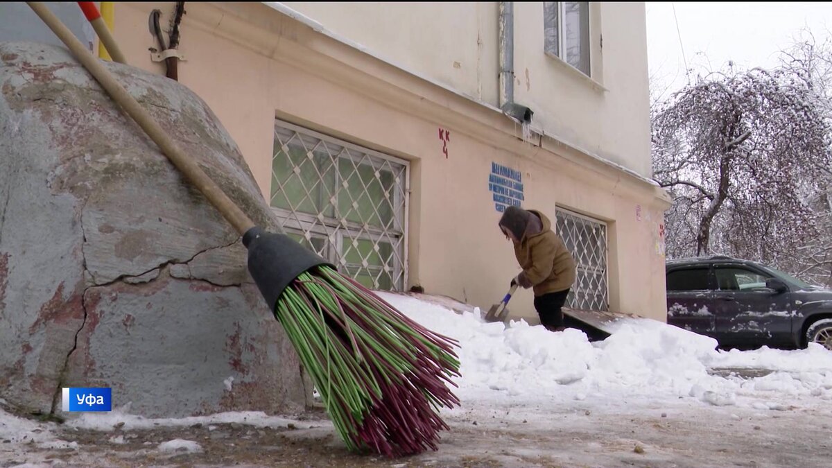    "Вести" пообщались с 81-летней уфимкой, которая 20 лет чистит снег и следит за порядком во дворе своего дома