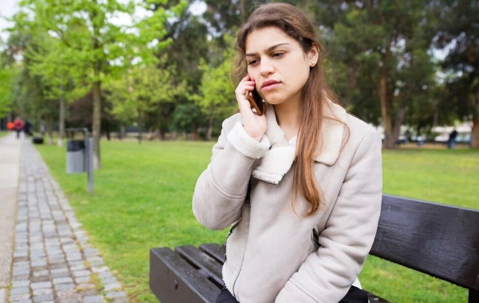 Новости девушка говорит. Девочка подросток разговаривает по телефону. Человек с телефоном боком. Девушка разговаривает по телефону со спины. Подросток говорит по телефону.