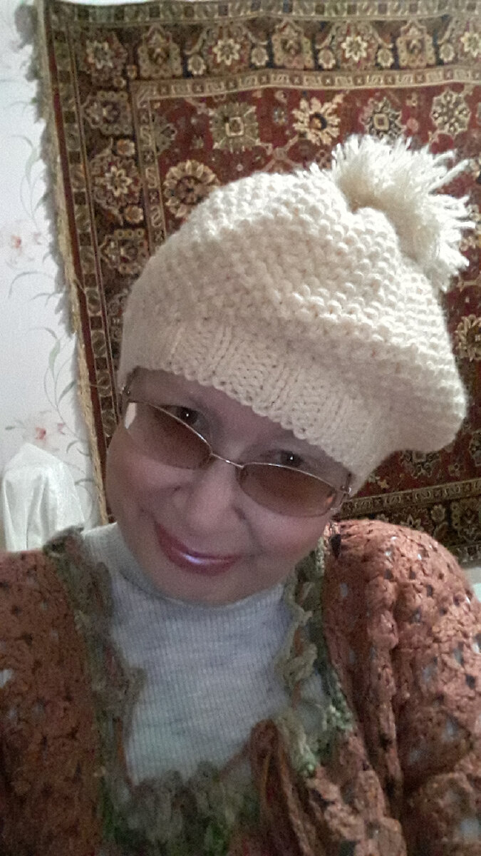 Эту шапочку очень люблю!Вязала сама.Спицами и крючком.