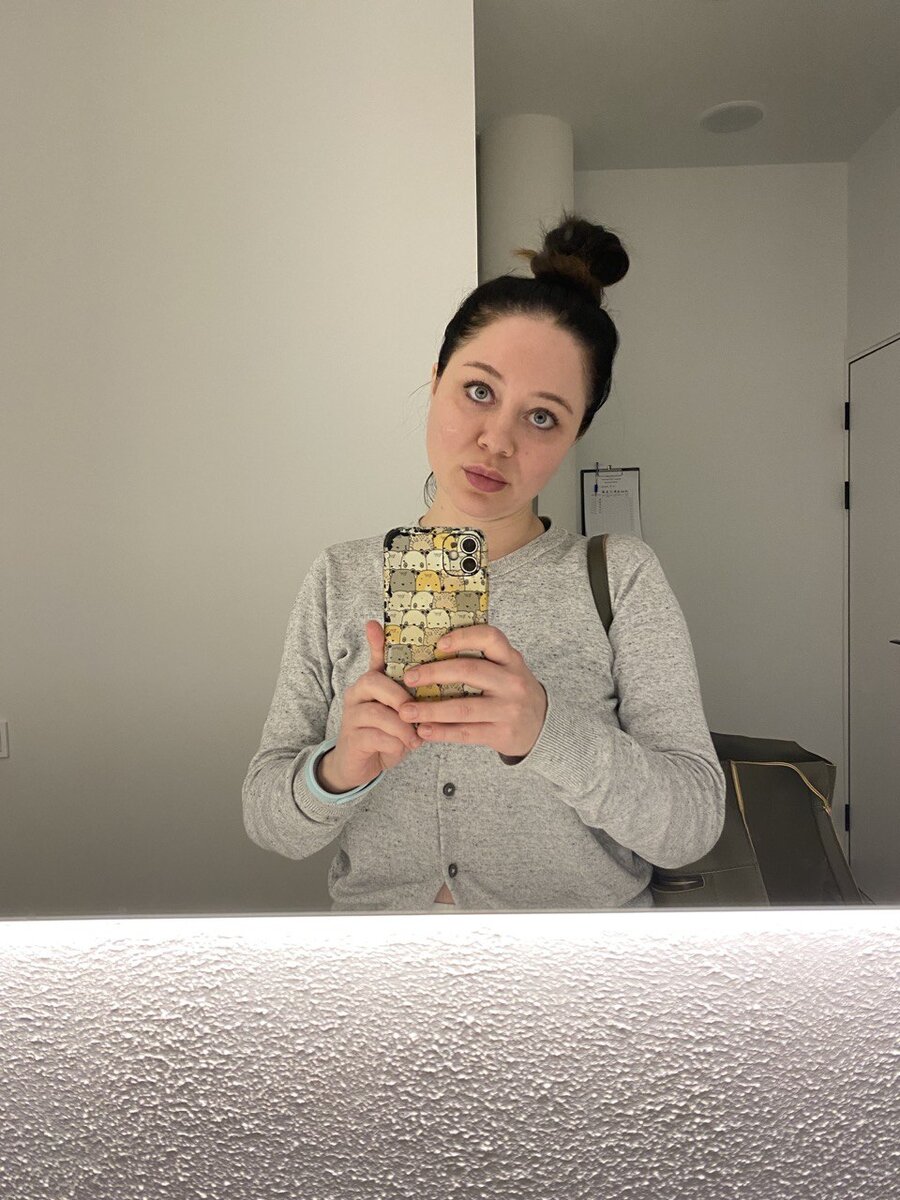 В уборной громко и без остановки работает сушка. Видимо что-то перемкнуло. Моё лицо показывает всю радость от этого шумового загрязнения