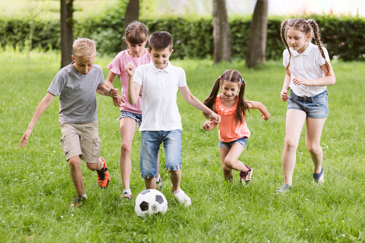 Children playing tags что пропущено. Дети спорт на улице. День защиты детей дети улыбаются. Football Players are children. Playing Football with friends.