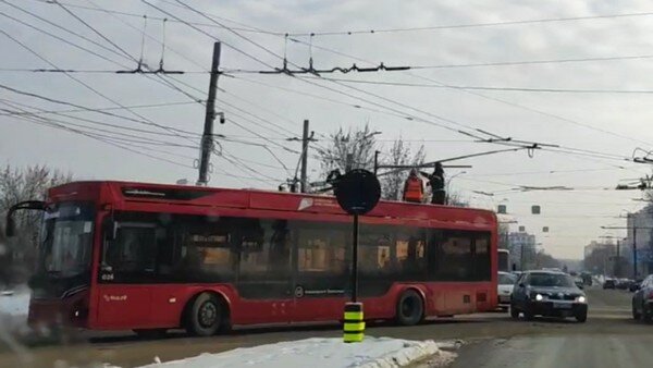     Ивановские пожарные помогли водителю троллейбуса