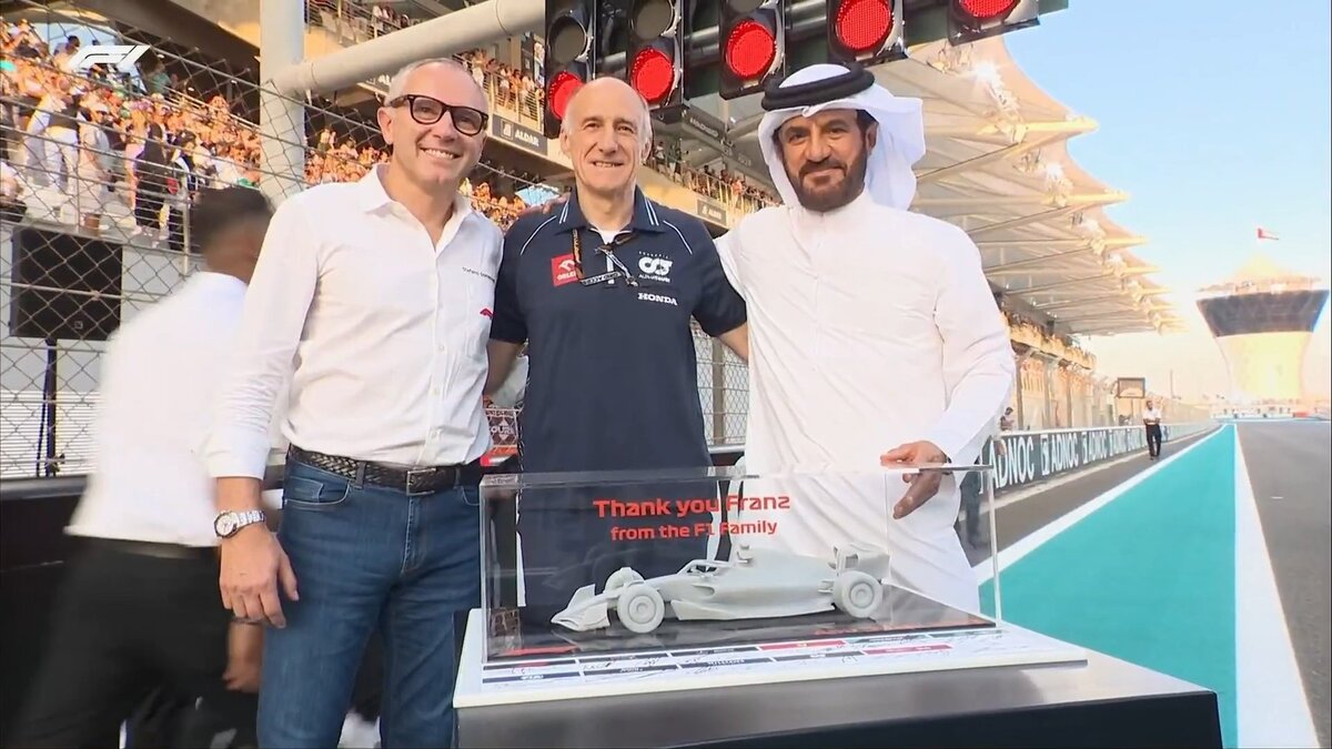 В Абу-Даби Франц Тост получил специальный подарок от исполнительного директора "Формулы-1" Стефано Доменикали и президента FIA Мохаммеда Бен Сулайема