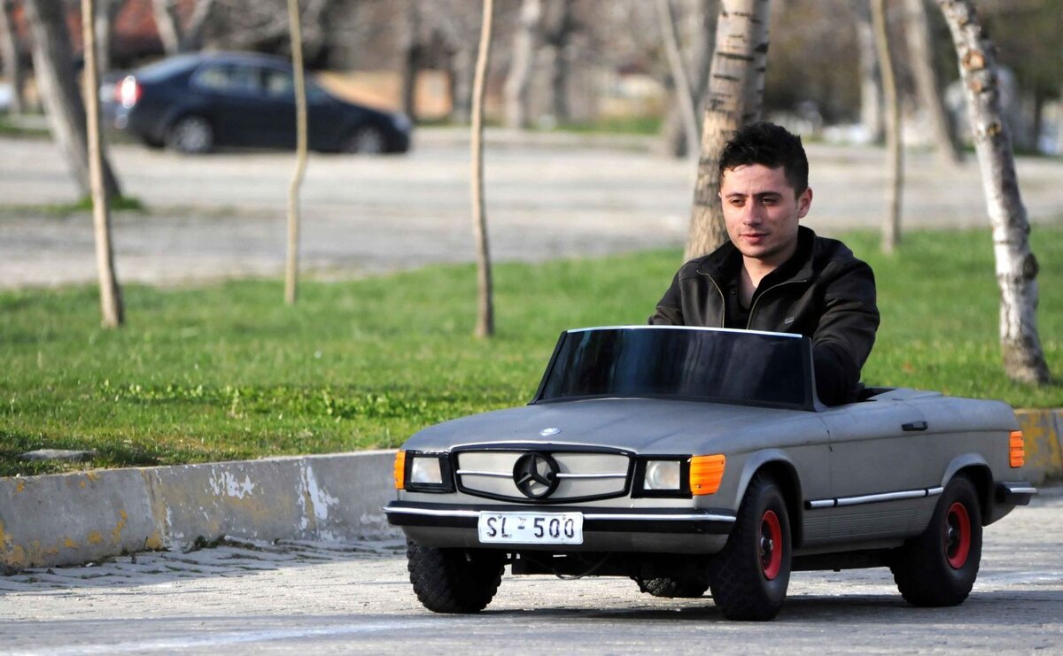 папа с двойней. мужчина в чепчике. смешные дети в чепчиках. мужчина в песочнице. парень с ребенком.