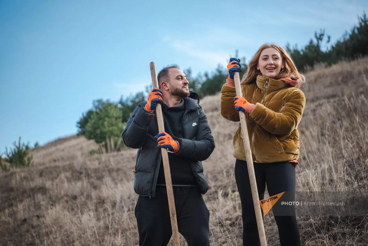 Мариам Степанян и Вазген Григорян в первом и единственном в Армении "Лесу молодоженов" @Sputnik / Aram Nersesyan