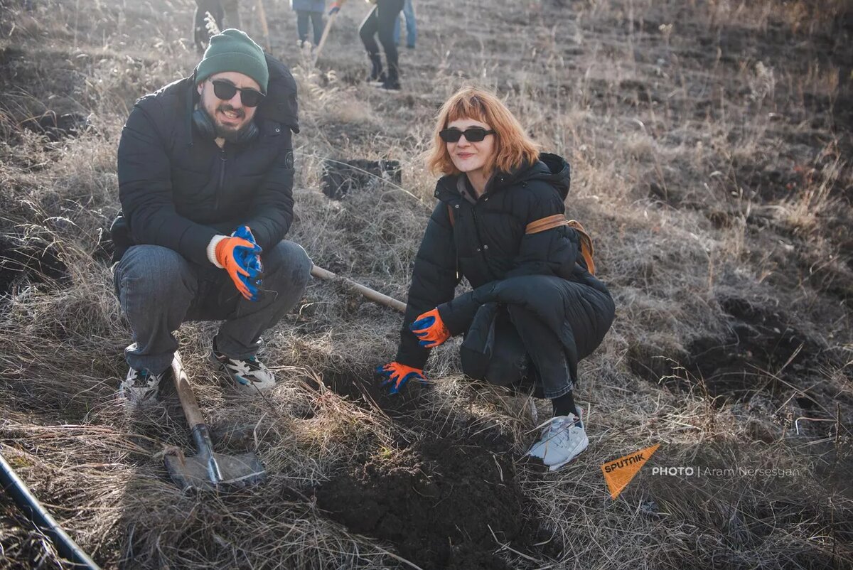 Лилит Галечян и Саркис Сулян в первом единственном в Армении "Лесу молодоженов", где вместо "таросиков" молодые пары сажают деревья
@Sputnik / Aram Nersesyan
