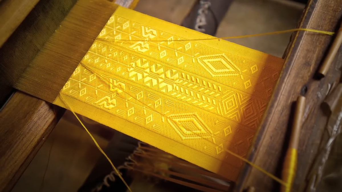 Гобелен создан из неокрашенного паучьего шелка-сырца