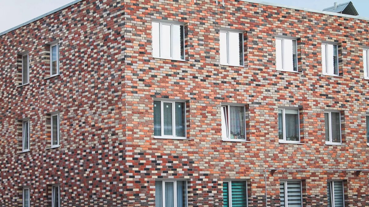     Пятиэтажный дом для 97 семей построят для переселенцев из аварийного жилья в поселке Игра Удмуртии.