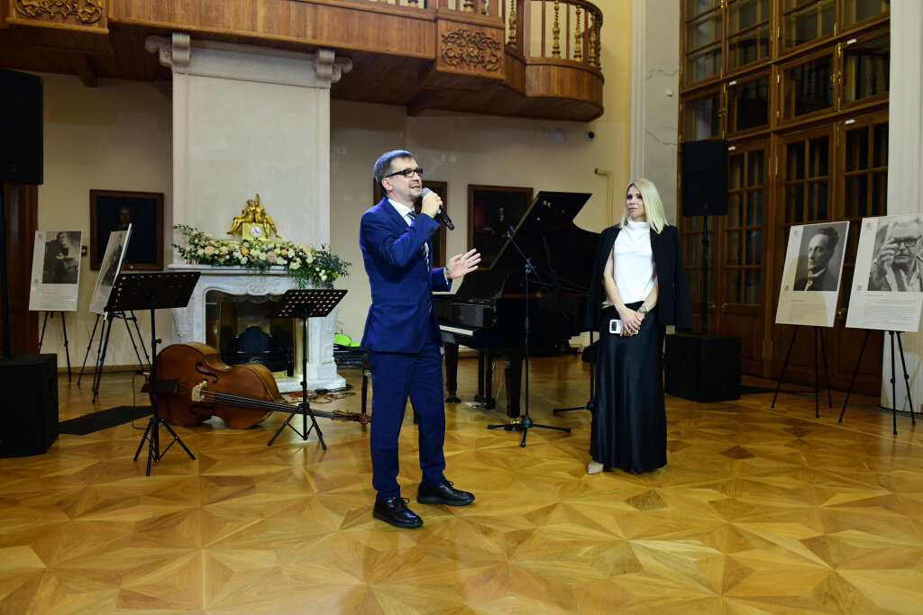 Руководитель МИД "ЕвроМедиа" Владимир Денисов и Председатель Правления банка «Центр-инвест» Лидия Симонова на презентации проект "Гражданин Таганрога"