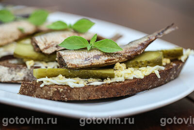 Бутерброды со шпротами, огурцом и чесноком – пошаговый рецепт приготовления с фото