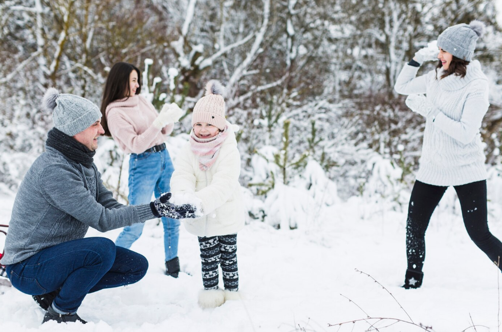 Люди зимы. Зимние семейные игры. Семья зимой. Игра в снежки семья.